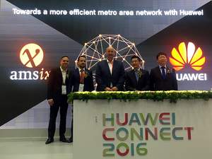 From left to right: Andrew Foe:  Sales Director ISP, West European Enterprise Business Dept., Huawei, Aleksander Mitrov: Business Development Manager, AMS-IX, Henk Steenman: CTO of AMS-IX, Gao Ji: President of Transmission network product line, Huawei, and Wonder Wang: CEO, Huawei Netherlands B.V.