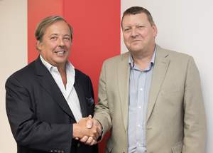 Olivier de Puymorin, Chairman y CEO de Arkadin International (izquierda) junto a Alan Baldwin, Managing Director de Applicable Ltd. cerrando la adquisicion.