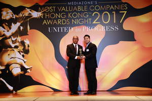 Mr Harvey Uong, Managing Director of FrieslandCampina Hong Kong received the honor of the Hong Kong Most Valuable Company, Leader of Integrity from Mr Glenn Rogers, Editor-in-Chief, Mediazone Group.