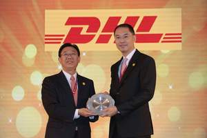 Kelvin Leung, CEO, DHL Global Forwarding Asia Pacific receiving the Excellent Core Partner Award from Yin Xuquan, Executive Member, Supervisory Board and Vice President, Procurement Qualification Management Department, Huawei Technologies Co Ltd