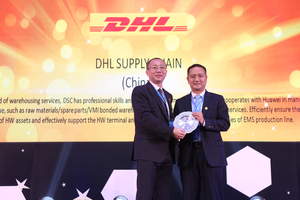 Yin Zou, CEO, DHL Supply Chain Greater China receiving the Warehouse Service Benchmark Supplier Award from Zhao Jinsong, Global Logistics Director, Huawei