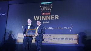 Liam Aran Barnes presents the Singapore Real Estate Personality of the Year award to Francis Koh, managing director and group CEO of Koh Brothers Group Limited