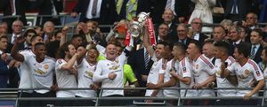 In photo: The victorious Manchester United team hoists the FA Cup