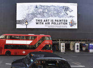 Œuvre d'art Air-Ink(TM) géante créée avec de l'encre fabriquée à base de pollution atmosphérique par Kristopher Ho et exposée à Shaftesbury Avenue, à Londres. Crédit photo : Graham Chweidan