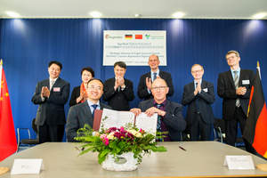 Dr. Xia Xiaokai and Dr. Alfred Hansel, chairman of oncgnostics GmbH. In the background : Yang Xiaoming, chairman of CNBG, Wolfgang Tiefensee, Thuringia's Minister for Economics, Dr. Michael Brandkamp, chairman of High-Tech-Grunderfonds and Peter Haug, oncgnostics (right)