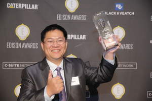 Dr. Chang-Chung Yang, Deputy Division Director of ITRI's Green Energy and Environment Research Laboratories, receives Silver for URABat technology at 2017 Edison Awards.
