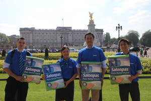 Hisamitsu employees sample Salonpas patches outside of Buckingham Palace in England.