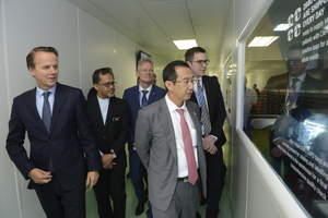 YBhg. Dato’ Seri Dr. Chen Chaw Min, Secretary General, Ministry of Health Malaysia on a tour at the newly-launched Fresenius Medical Care Plant Production at Bandar Enstek, the first Peritoneal Dialysis products manufacturing plant in Malaysia