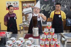 Master Yau, one of the coaches of New Generation Milk Tea Master Training Programme, demonstrated professionally the technique of making a cup of velvety smooth and aromatic Hong Kong-style milk tea.