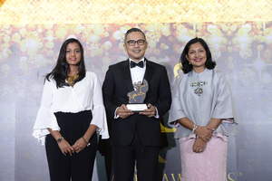 Mr. Hendro Poedjono, Corporate Affairs Director, Consumer Products Asia, FrieslandCampina (center) 
received the "Top CSR Advocates in Asia" award at the ACES Gala Dinner & Awards Ceremony on behalf of FCHK