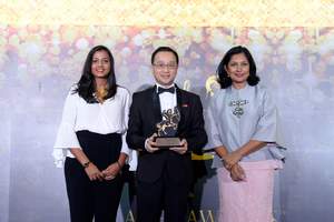 Patrick Cheang, Director of Risk Management & Corporate Services of Miramar Group receives the trophy of the Top Green Companies in Asia, Asia Corporate Excellence & Sustainability Awards 2017 in Singapore.
