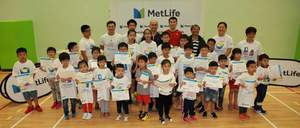 Angus Ng Ka Long (Back row, 4th from right), together with William Ang (Back row, 4th from left) and Paul Lau (Back row, 3rd from right), Division Directors of MetLife Hong Kong, present certificates to all event participants.