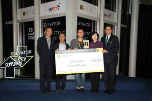 Frederick Fu (right), president, Avnet Asia Pacific, presenting the cash prize to the EPiC Champion.

From left to right: Albert Wong, chief executive officer, HKSTP; Professor Cheah Kok-wai, Department of Physics, Hong Kong Baptist University; Alfred Tan, director, Cathay Photonics Limited; Fanny Law, chairperson, HKSTP; Frederick Fu, President, Avnet Asia Pacific