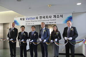 Another ribbon cutting ceremony takes place for Vetter in the Asia Pacific region. Picture source: Vetter Pharma International GmbH